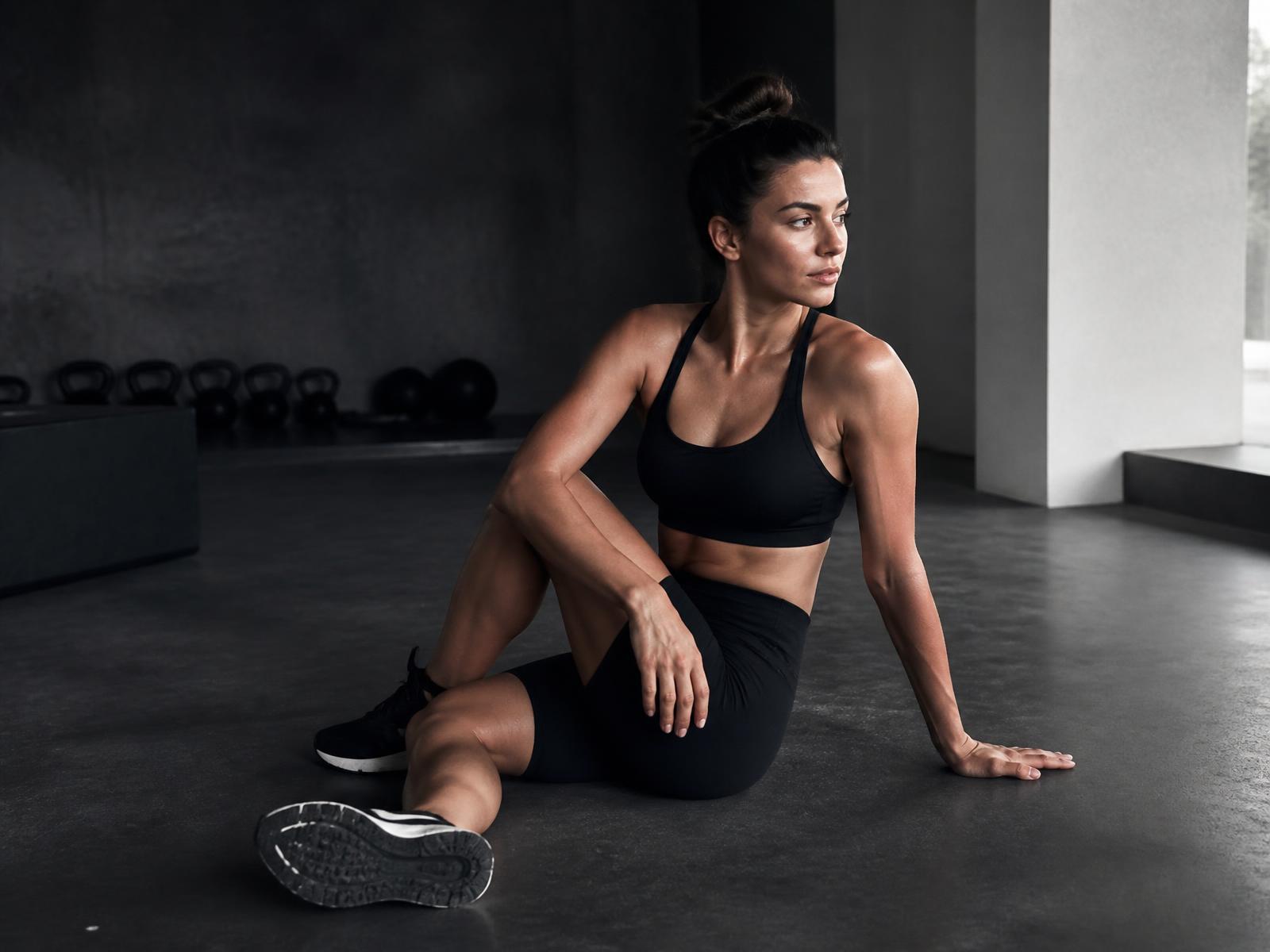 Sportive en récupération dans un espace contemporain